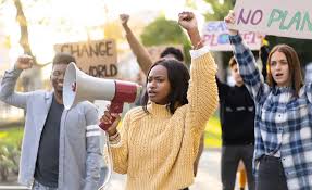 How Professional Support Shapes Grassroots Campaigns